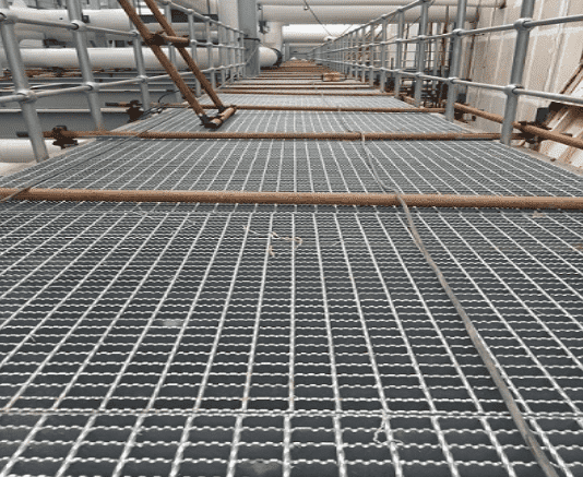 工廠平臺(tái)走道用防滑鋼格柵板廠家定做。